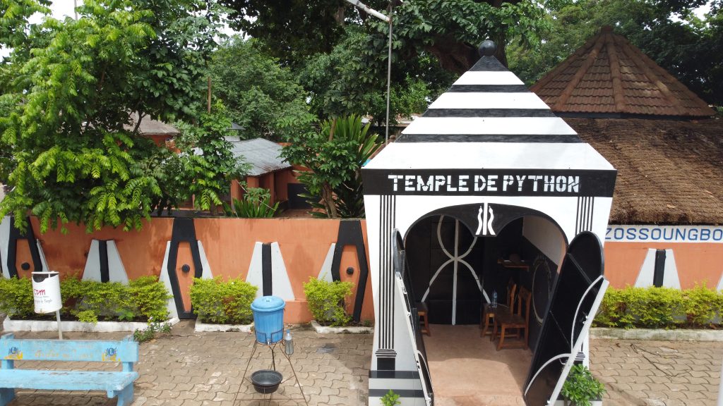 Le Temple du Python à Ouidah : Un lieu sacré empreint de traditions et de mystères