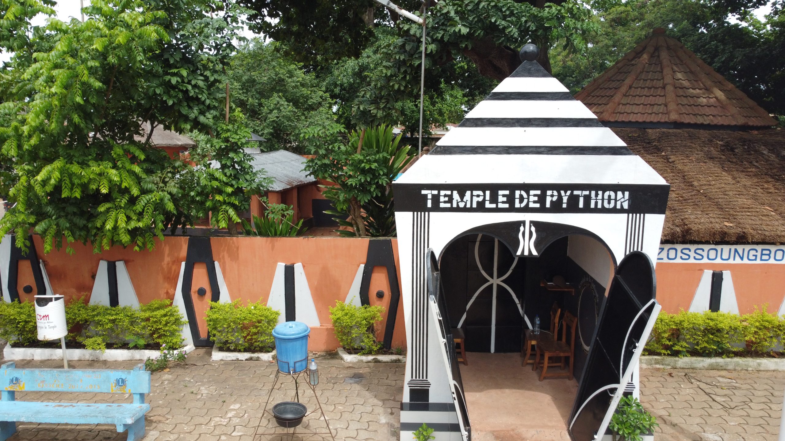 Le Temple du Python à Ouidah : Un lieu sacré empreint de traditions et ...